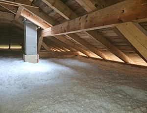 Zateplení stropu novostavby rodinného domu pomocí foukané izolace